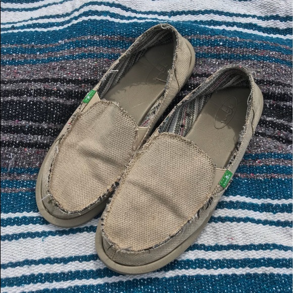 shoes that look like sanuks